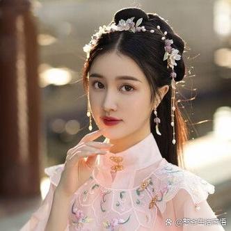 春日思君  春暖花开满院香,思君情切意忧伤. 天涯海角何时见,夜半无眠